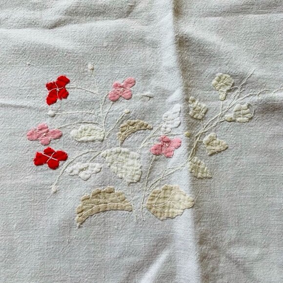 Vintage Embroidered Tablecloth Linen 50s Floral Pattern 32 x 48 u - Picture 3 of 9